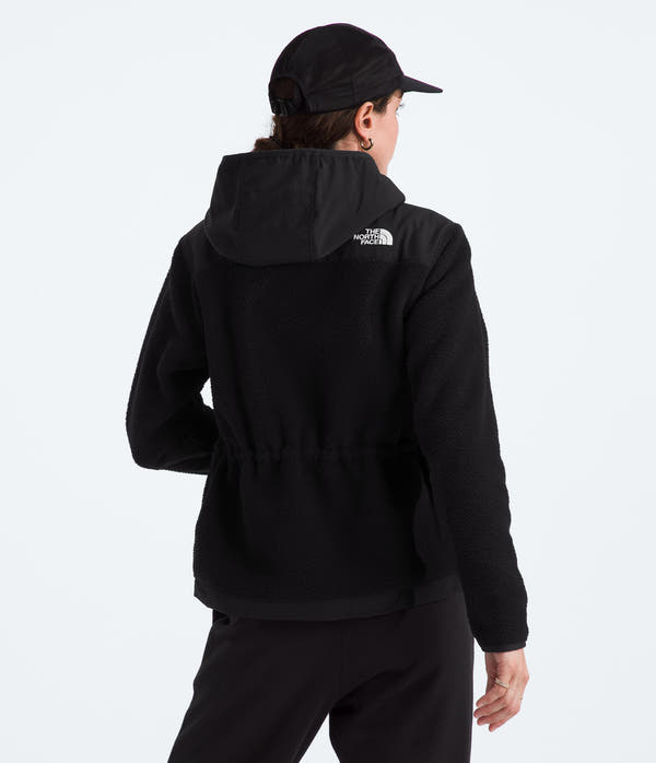 The North Face Women’s Retro Denali Jacket – A Timeless Fleece Essential