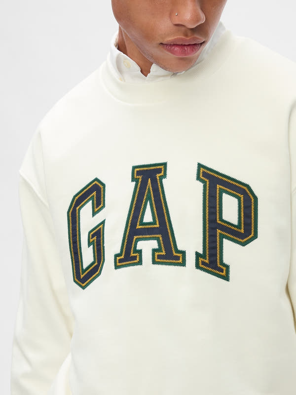 Gap Heavyweight Logo Sweatshirt – Oversized Comfort with Classic Style
