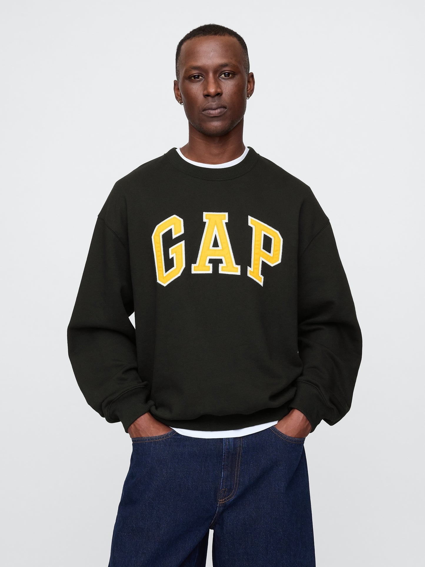 Gap Heavyweight Logo Sweatshirt – Oversized Comfort with Classic Style