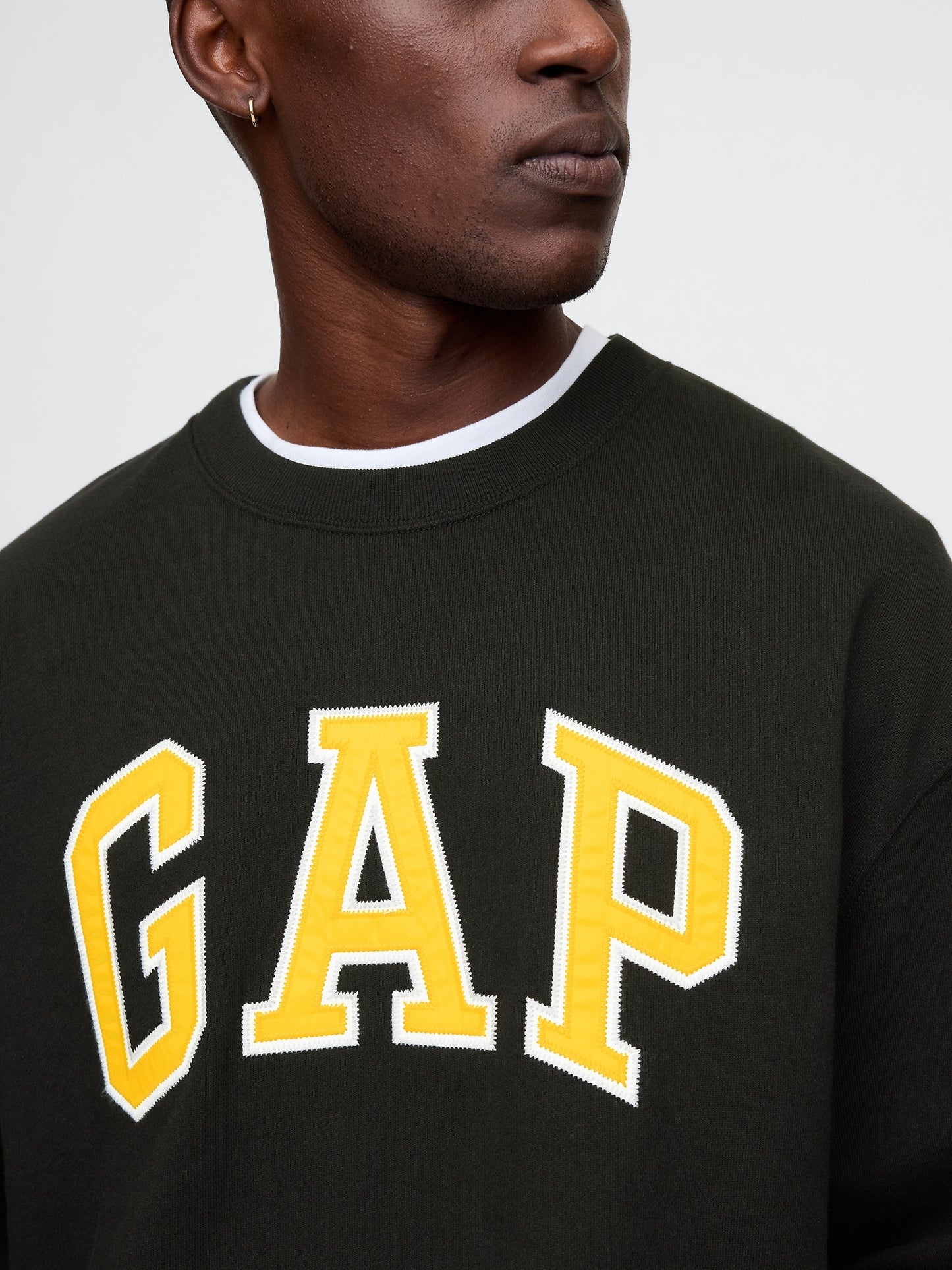 Gap Heavyweight Logo Sweatshirt – Oversized Comfort with Classic Style