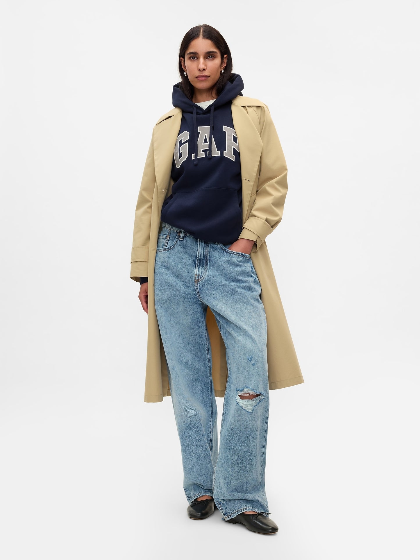 Gap VintageSoft Arch Logo Hoodie – Timeless Comfort with a Relaxed Fit